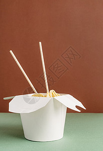 开放的WOK纸箱 面条和筷子 用于模拟设计午餐纸板女士棕色小样嘲笑桌子炒锅白色送货图片