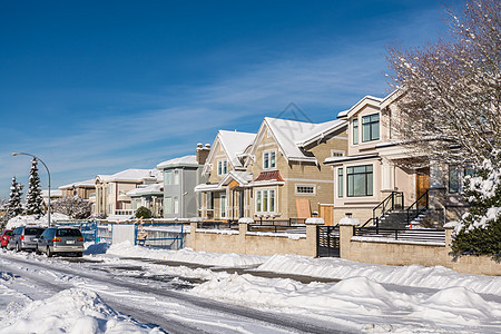 冬季蓝天空背景的蓝色新豪华住宅街面图片