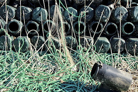 在圣波尔码头捕鱼章鱼和网的陷阱塑料漂浮环境黏土水产社区海洋钓鱼海洋生物港口图片