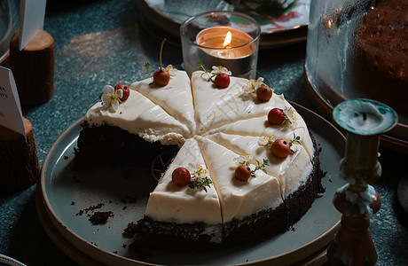 配奶油干酪和蜡烛光的紧闭巧克力蛋糕图片