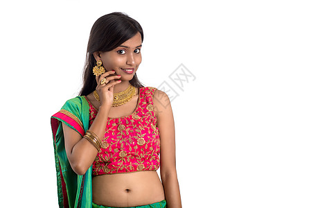 美丽的印度传统女孩摆着白色背景的姿势首饰珠宝文化戏服女士手势裙子冒充女性宗教图片