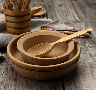 灰色桌上的空圆木板和勺子食物乡村餐具厨房烹饪桌子圆形木头盘子圆圈图片