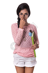 快乐迷人的年轻女孩站着 拿着笔记本和思想校园老师背包学校铅笔奇观思维女性眼镜青少年图片