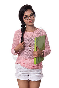 快乐迷人的年轻女孩站着 拿着笔记本和思想女士思维微笑热裤学校教育学生看点青少年女性图片