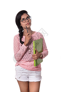 快乐迷人的年轻女孩站着 拿着笔记本和思想微笑女士学生女性青少年学校学习看点手表校园图片