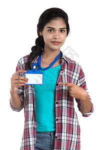 持有识别空白塑料身份证的年轻女性 签名衬衫挂绳会议鉴别持有者办公室女孩微笑安全卡片图片