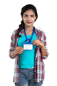 持有识别空白塑料身份证的年轻女性 签名安全微笑持有者男人标签女孩衬衫徽章卡片商业图片