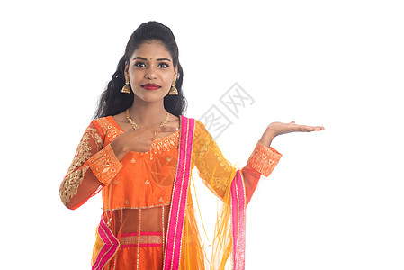 白色背景下 欢快的印度传统年轻女性在手掌上展示复制空间的肖像推介会女孩文化节日手势女士庆典产品棕榈商业图片