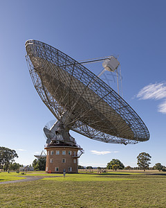 大型室外科学射电望远镜智力科学信号技术波浪树木盘子金属楼梯望远镜背景图片