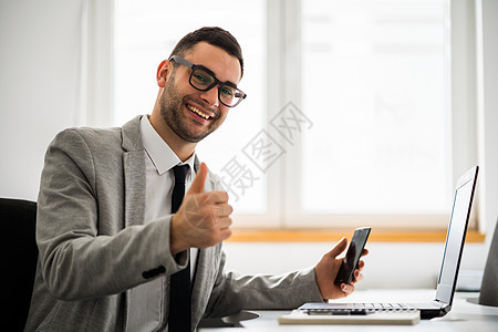 商务人士办公室消息白领微笑工作手机公司职业电脑快乐图片