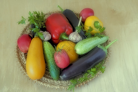餐桌上的盘子上种着各种蔬菜农场胡椒树叶南瓜农民维生素食物团体茄子园艺图片