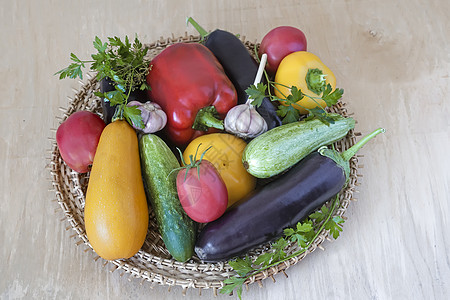 餐桌上的盘子上种着各种蔬菜食物农场茄子维生素胡椒桌子农业香菜园艺壁球图片