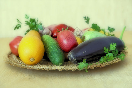 餐桌上的盘子上种着各种蔬菜食物团体胡椒维生素树叶香菜茄子南瓜农业季节图片