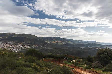 清晨日出时的山脉和绿色山谷的景色 映衬着蔚蓝的天空和云彩 高质量的照片 旅游概念远足 北区以色列美化日落天堂阴霾岩石热带山峰树木图片