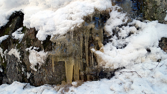 冬天清晨在岩石上的冰晶石气候环境场景石头冻结天气公园乐趣石笋木头图片
