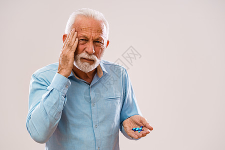 高级男子疼痛胡须背景成人老年头发衬衫蓝色灰色白色图片