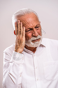 高级男子老板疼痛皱纹首席男性人士头发老年胡须衬衫图片