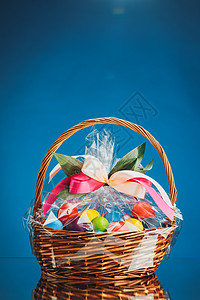 复活节礼品篮 配有多色蛋 蓝底彩蛋图片