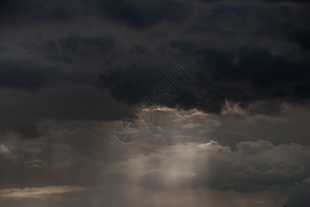 暴风雨前的云层背景 日落时黑云很大气氛农村草地场地地面阳光橙子云景太阳蓝色图片