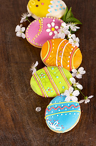 姜饼饼干 以彩蛋的形式 在黑暗木头背景上 复活节快乐卡小吃上帝兔子食谱庆典食物卡片甜点宗教传统图片