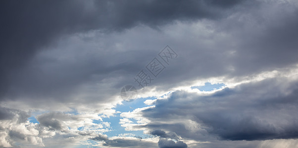 暴风雨前城市上空有灰色云彩的戏剧性天空日落自然灾害阳光蓝色晴天旅行场景自然地平线摄影图片