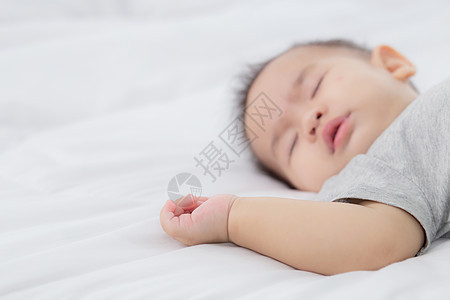 睡在家里卧室床上的亚洲小女婴的肖像 新生儿在舒适和放松的情况下打盹 睡前的婴儿纯真 快乐的幼儿可爱 孩子的成长和情感 在室内孩子图片