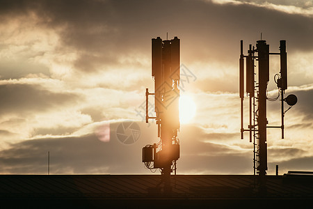 5g和通讯塔 晚间屋顶通讯塔的轮椅 5g和通讯塔海浪天线阴谋接待信号安全频率手机宽带发射机图片
