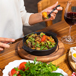 女人用红酒在木板上吃着美味的肉食服务男性烹饪商业餐厅厨师专注盘子厨房食物图片