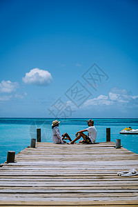 阿鲁巴加勒比棕榈海滩 在阿鲁巴有棕榈树的白长沙沙滩假期夫妻旅游幸福旅行天堂海滩海景列斯手掌图片