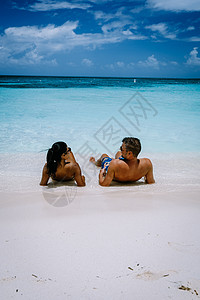 阿鲁巴加勒比棕榈海滩 在阿鲁巴有棕榈树的白长沙沙滩旅行奢华女性海岸男人海洋天线棕榈海滩情调图片