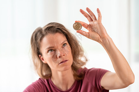 一位年轻有吸引力的女商务人士手里比特币硬币密码购物金子银行经济市场现金商业网络女性图片