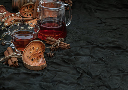 热辣的贝叶果茶 加上巴叶果树皮季节玻璃饮料杯子木头食物水果芳香草本植物植物图片