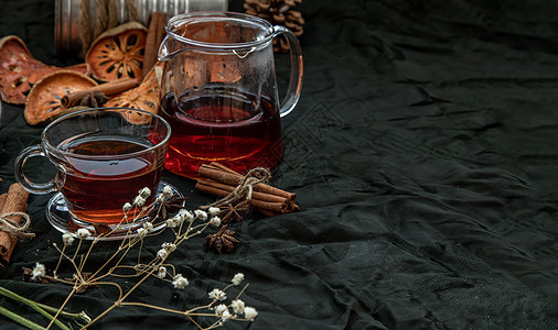 热辣的贝叶果茶 加上巴叶果树皮果汁热带水果果皮植物啤酒木头草本植物杯子玻璃图片