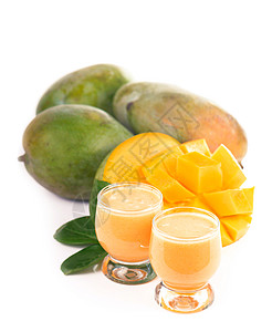 奇异的多汁芒果水果和两杯新鲜天然芒果鲜果汁 在白色背景上隔绝叶子热带营养情调美食饮食宏观甜点工作室立方体图片