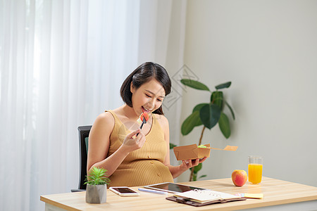 孕妇健康地吃沙拉 在家中休息时使用药片肚子怀孕设备健康饮食腹部生活有机食品数字女性妈妈图片