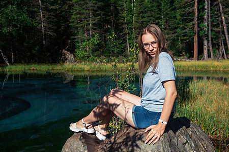 夏天在山湖休息的女人生活女士旅行假期福利女性呼吸女孩远足幸福图片