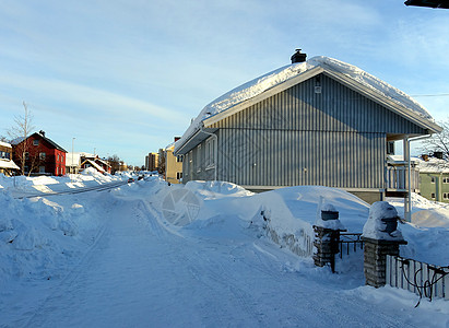 北部下雪村庄中典型的一栋房屋冻结冰川季节洞穴水晶石笋风景地质学冰柱钟乳石图片