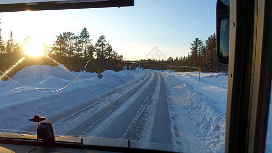 巴士日落时看到雪下的道路假期公园山脉树木窗户城市乐趣天空运输旅行图片