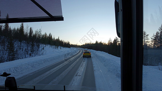 巴士日落时看到雪下的道路天空树木汽车公园交通车辆天气森林乐趣假期图片