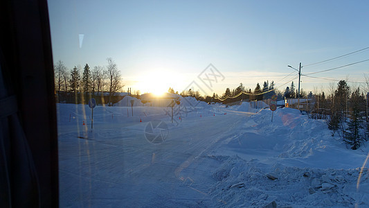 巴士日落时看到雪下的道路树木民众车辆山脉国家公园风景交通城市天空图片