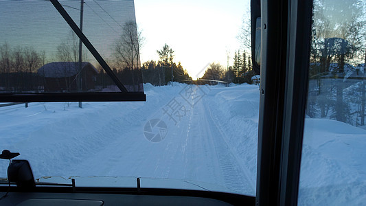 巴士日落时看到雪下的道路树木国家街道驾驶山脉乐趣公园交通城市窗户图片