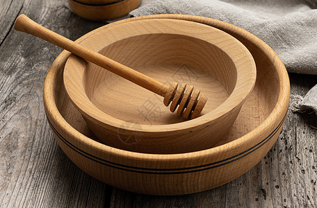 灰色桌上的空圆木板和勺子烹饪乡村圆圈桌子用具食物餐具圆形棕色蜂蜜图片