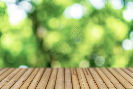 空旧木头对散景模糊自然绿叶的选择性聚焦活动桌子树叶办公室木板森林笔记解决方案海报商业图片