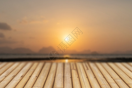 具有模糊美丽海滩背景的旧木桌的选择性焦点 用于展示您的产品旅行海岸蓝色阳光甲板桌子椰子太阳晴天海浪图片