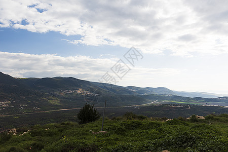清晨日出时的山脉和绿色山谷的景色 映衬着蔚蓝的天空和云彩 高质量的照片 旅游概念远足 北区以色列山峰松树峡谷石头全景丘陵热带冒险图片