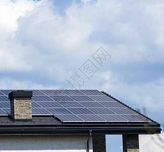 带有太阳能电池板的住宅楼顶屋顶图片