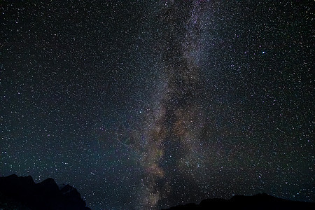 星空和乳奶般的天空 山上有明亮的星星星系旅行太空闪光蓝色流星勘探天文天体气候图片