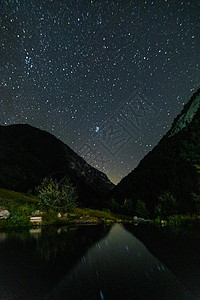 星空和乳奶般的天空 山上有明亮的星星流星蓝色气候摄影科学天体天文学习行星宇宙图片