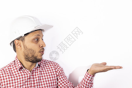英俊的建筑工人 用白头盔露出手来专家领班承包商安全帽工程师检查员职业工人男人安全建设者高清图片素材