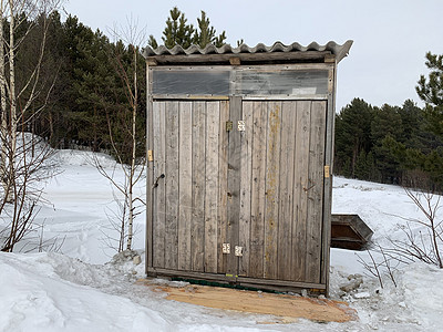 在农村为2人提供野外木户外厕所 性质上是自然的图片
